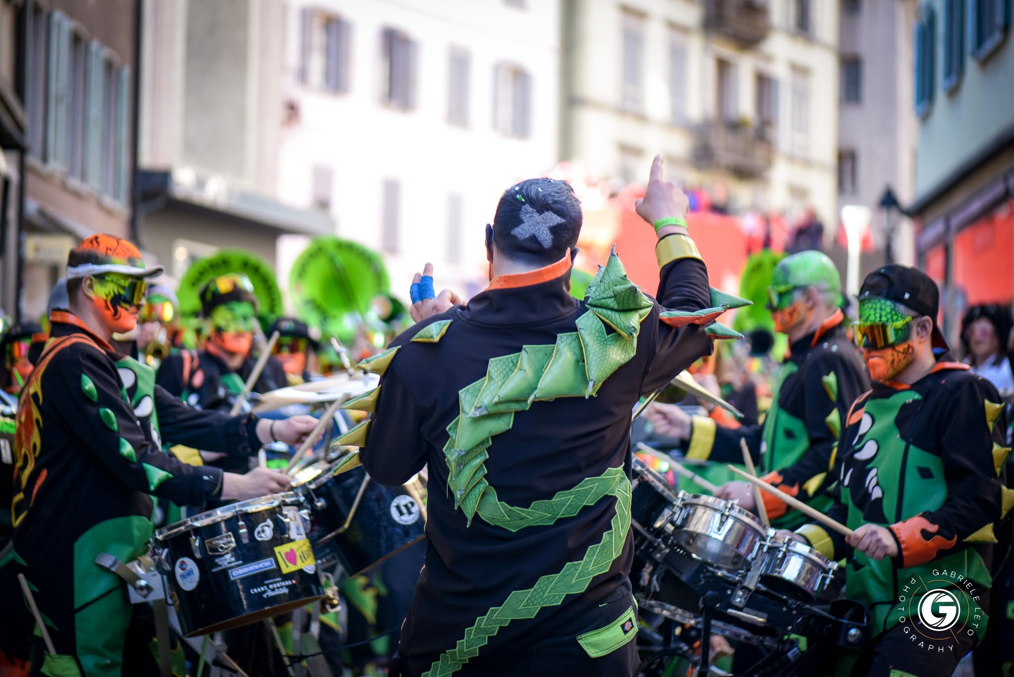 Percussionniste des Gugg'Dragons de dos en plein cortège