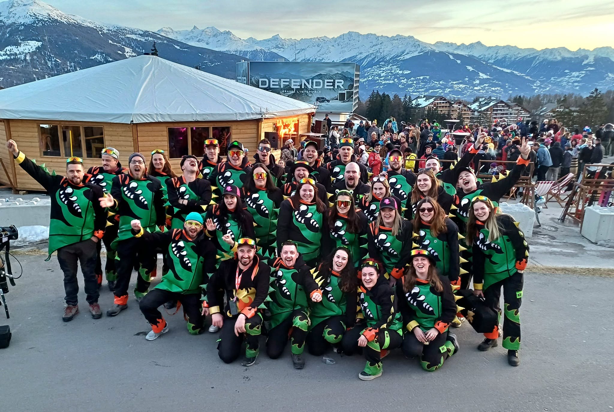 La Guggenmusik Gugg'Dragons au complet face aux Alpes, Crans-Montana